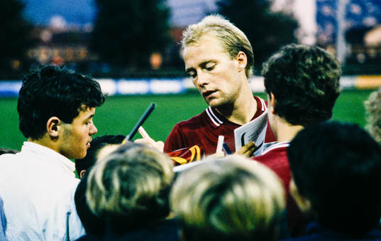 Mats Magnusson, Servette, skriver autografer