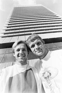 Svenska spelare utanför hotellet. Bakre raden fr. Dan