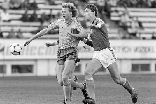 Johnny Ekström, Sverige med bollen
