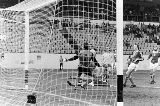 Dan Corneliusson gör 0-1 till Sverige i