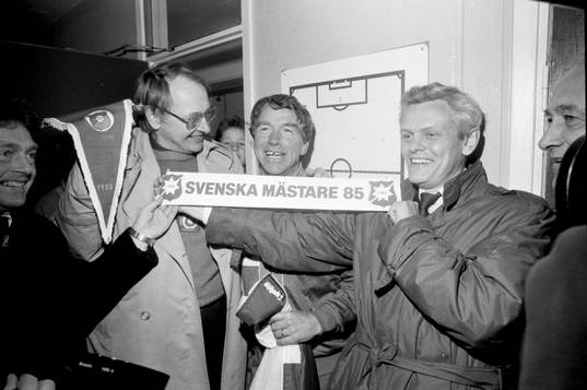 Skådespelaren Fredrik Ohlsson och örgrytes tränare Agne