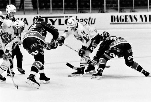 Björklövens Ulf Dahlén uppvaktas av djurgårdens Per