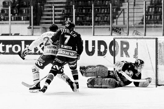 Björklövens Peter Edström framför djurgårdens Arto