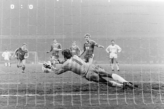 Michael Andersson ger Hammarby ledningen på en straff