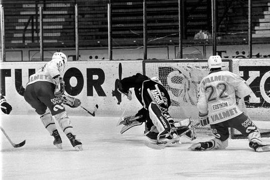 Gunnar Leidborg, målvakt I AIK kastar sig