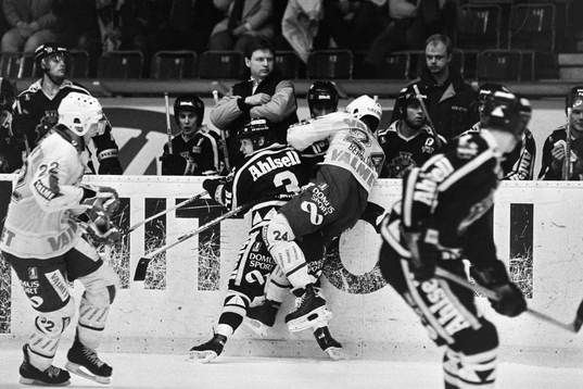 Rolf Berglund, Björklöven trycker till Jari Munck, AIK