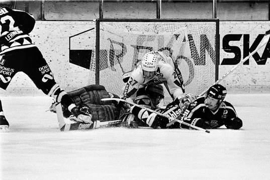 Björklövens Tore Ökvist med aik:s målvakt Gunnar