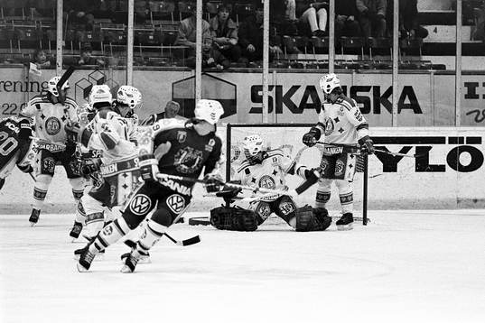 Situation framför Peter Åslin, målvakt i Leksand