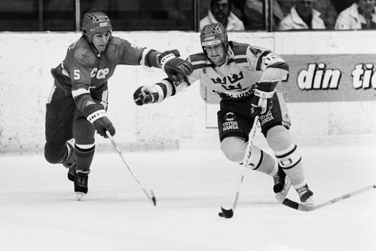 Sovjets Vasilij Pervuchin och Thom Eklund i kamp om pucken