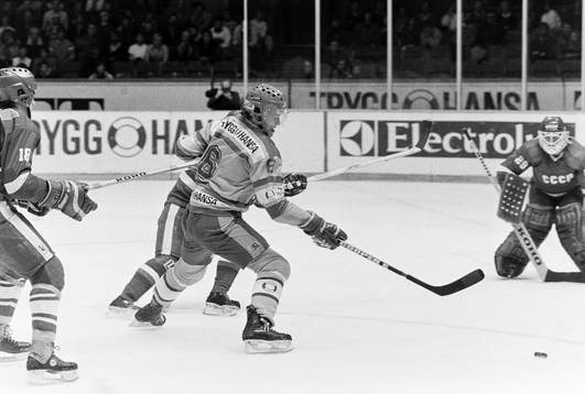 Fredrik Olausson, Sverige i kamp om pucken