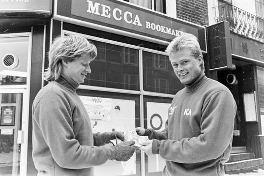 Stefan Pettersson och Peter Larsson bettar innan matchen