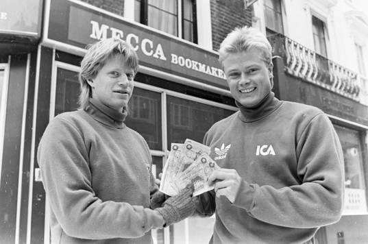 Stefan Pettersson och Peter Larsson bettar innan matchen