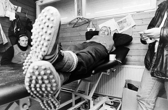 Stig Fredriksson slappar. Peter Larsson i bakgrunden