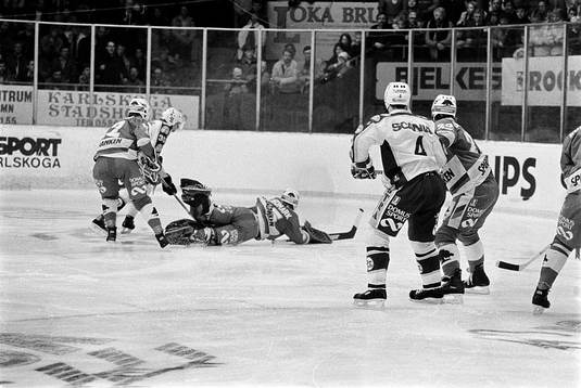 Peter Lindmark, målvakt i Färjestad är ute och simmar