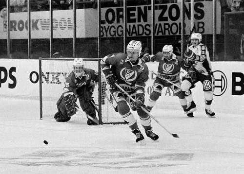 Thomas Rundqvist med pucken framför Peter Lindmark,