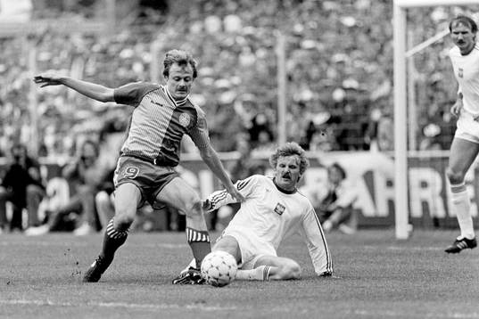 Bläddra bland fler bilder av Fotboll, Danmark - Polen, 1-0