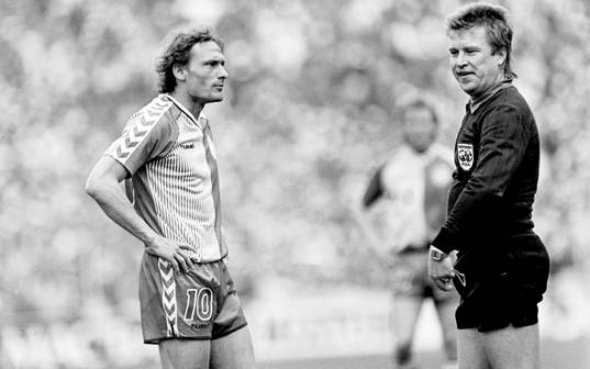 Preben Elkjaer, Danmark och domare Ulf Eriksson, Sverige