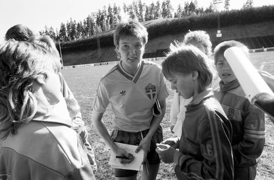 Lena Videkull skriver autografer