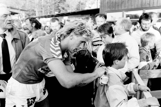 Per-Åke Antonsson, Markaryd, skriver autografer