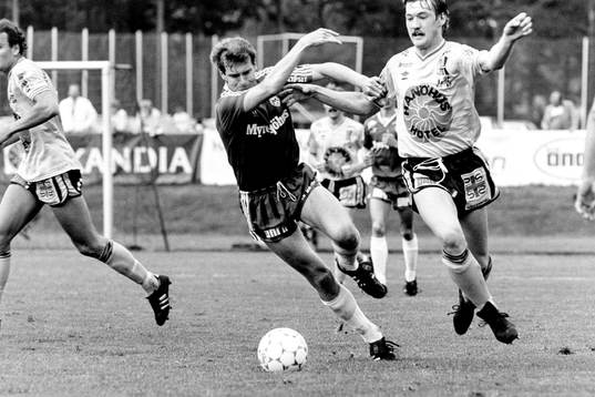Mjällbys Patrik Lennartsson i kamp om bollen