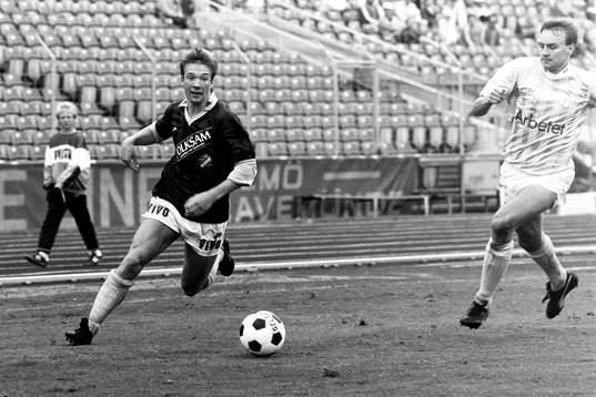 Kim Bergstrand, AIK med bollen tar sig förbi malmös