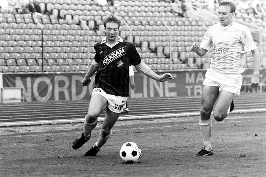 Kim Bergstrand, AIK med bollen tar sig förbi malmös