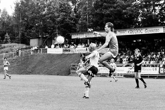Sven-Bertil Andersson, Mjällby attackeras bakifrån