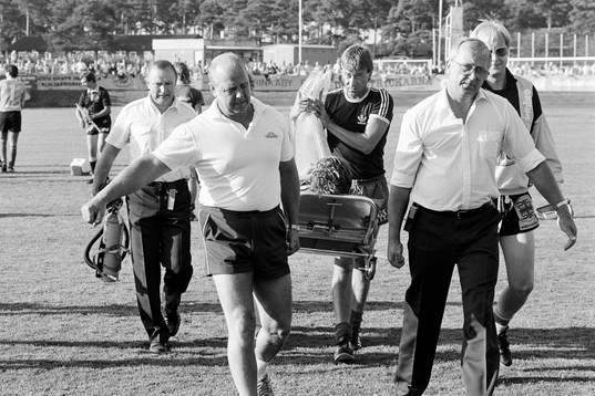 En skadad helsingborgsspelare bärs ut på bår