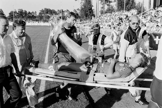 En skadad helsingborgsspelare bärs ut på bår