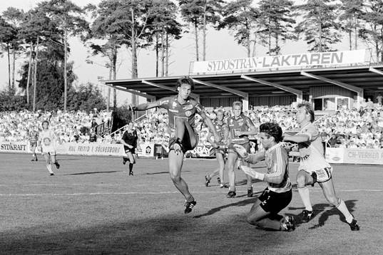 Mjällbys Flemming Pehrson i ryggen på helsingborgs