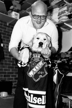 En hund i AIK tröja