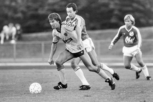 Mats Thörnberg, IFK Hässleholm uppvaktas av Alf Jönsson,