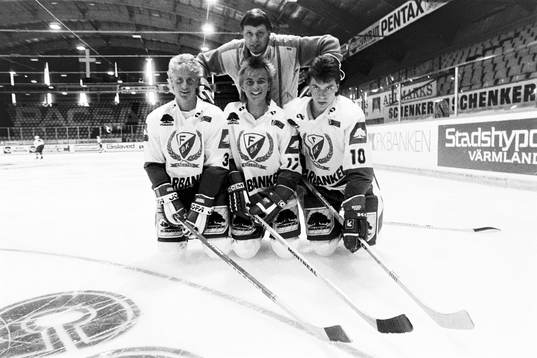Tränare Conny Evensson bakom sina adepter Patrik