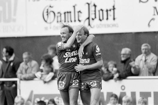 Sammy McIlroy och Gunnar Samuelsson, Örgryte jublar