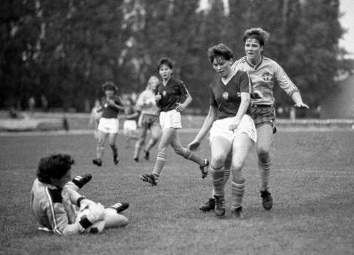 Pia Sundhage stör det ungerska försvaret