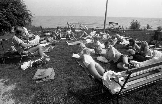 Förbundskapten Ulf Lyfors med spelarna vid stranden