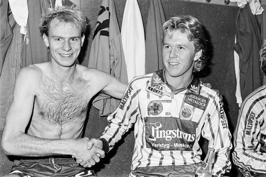 Frölundas målskytt Per Dahlman till vänster gratuleras