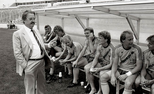 Börje Lantz hälsar på svenska spelarna