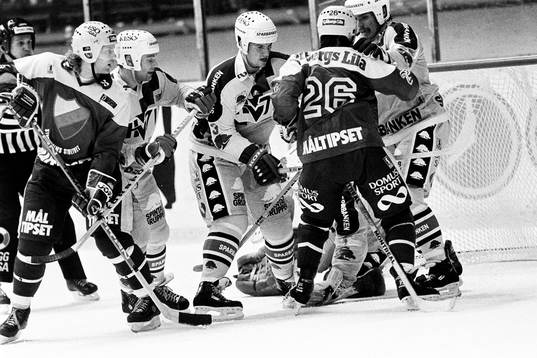 Trångt framför Kenneth Johansson, målvakt i HV71
