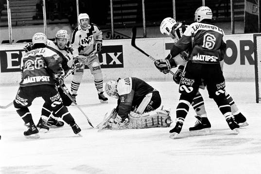 Djurgården målvakt Rolf Ridderwall med pucken i säkert