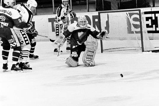 Djurgården målvakt Rolf Ridderwall med ögonen på pucken