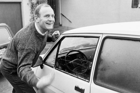 Ulf Sterner skrapar bilrutorna