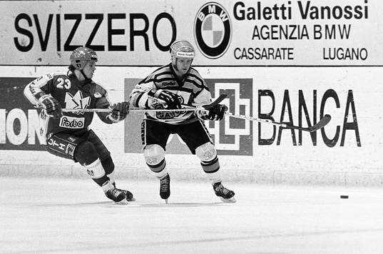 Kent Johansson, Lugano med pucken och Bruce Eakin, Olten
