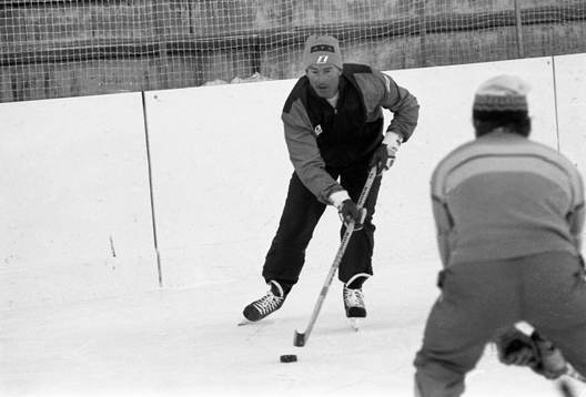 Ingemar Stenmark spelar ishockey