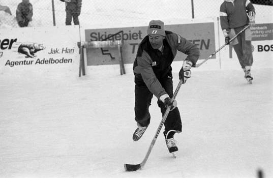 Ingemar Stenmark spelar ishockey