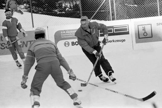 Ingemar Stenmark spelar ishockey