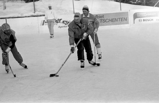 Ingemar Stenmark spelar ishockey