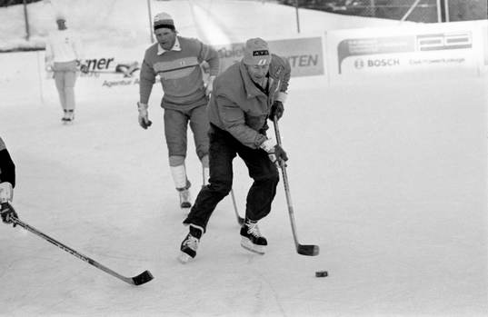 Ingemar Stenmark spelar ishockey