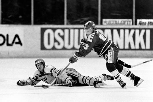 Sveriges Mats Kihlström försöker stoppa en finländare
