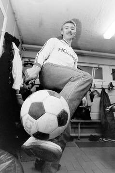 Jan Hellström kickar i omklädningsrummet